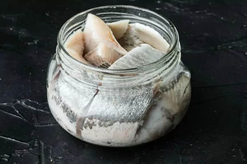 Czy pies może jeść śledzie? Poznaj zasady bezpiecznego podawania