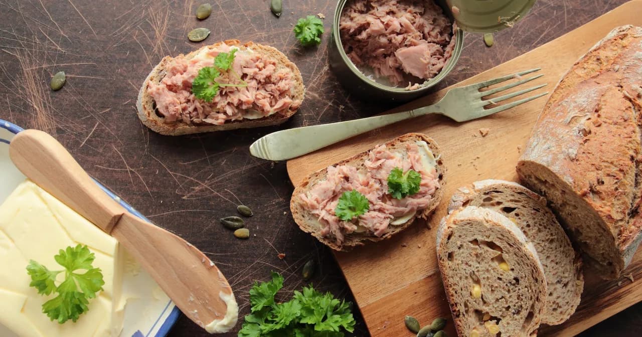 Czy pies może jeść tuńczyka z puszki: poznaj zalety i zagrożenia dla pupila