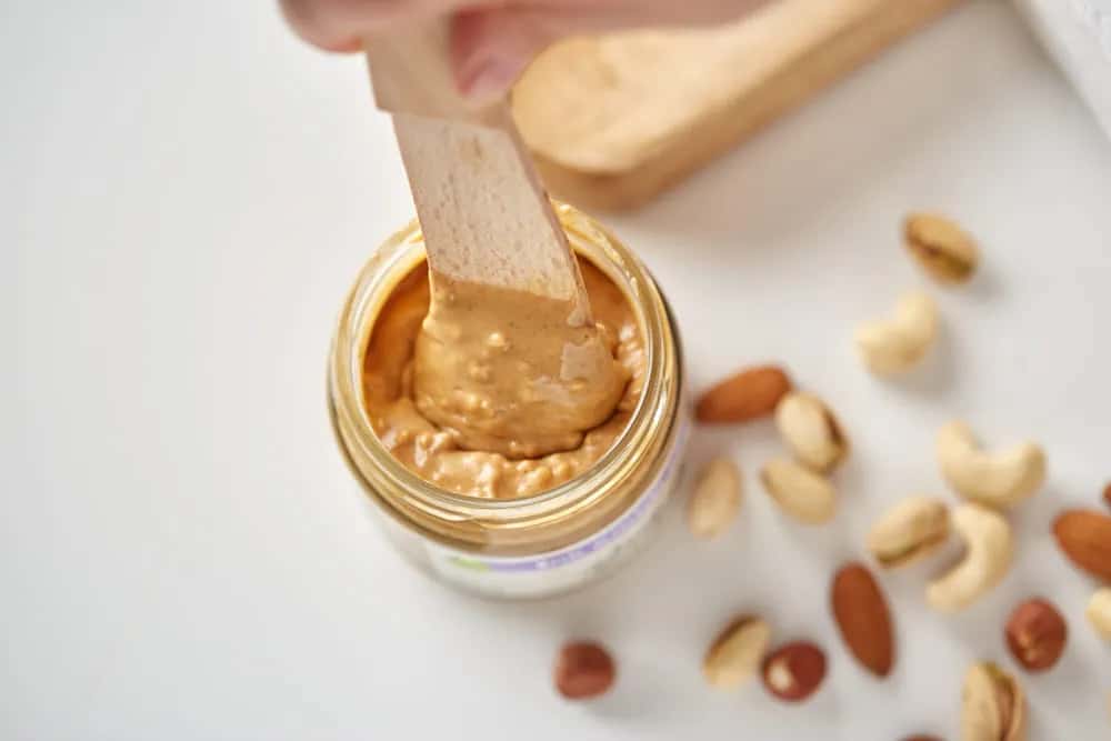 Masło orzechowe dla psa: jak bezpiecznie podawać i czego unikać