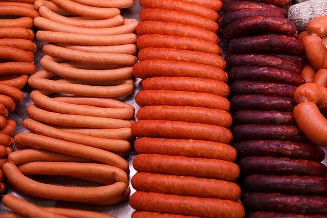 Czy pies może jeść wędzone mięso? Groźne skutki tej przekąski dla pupila